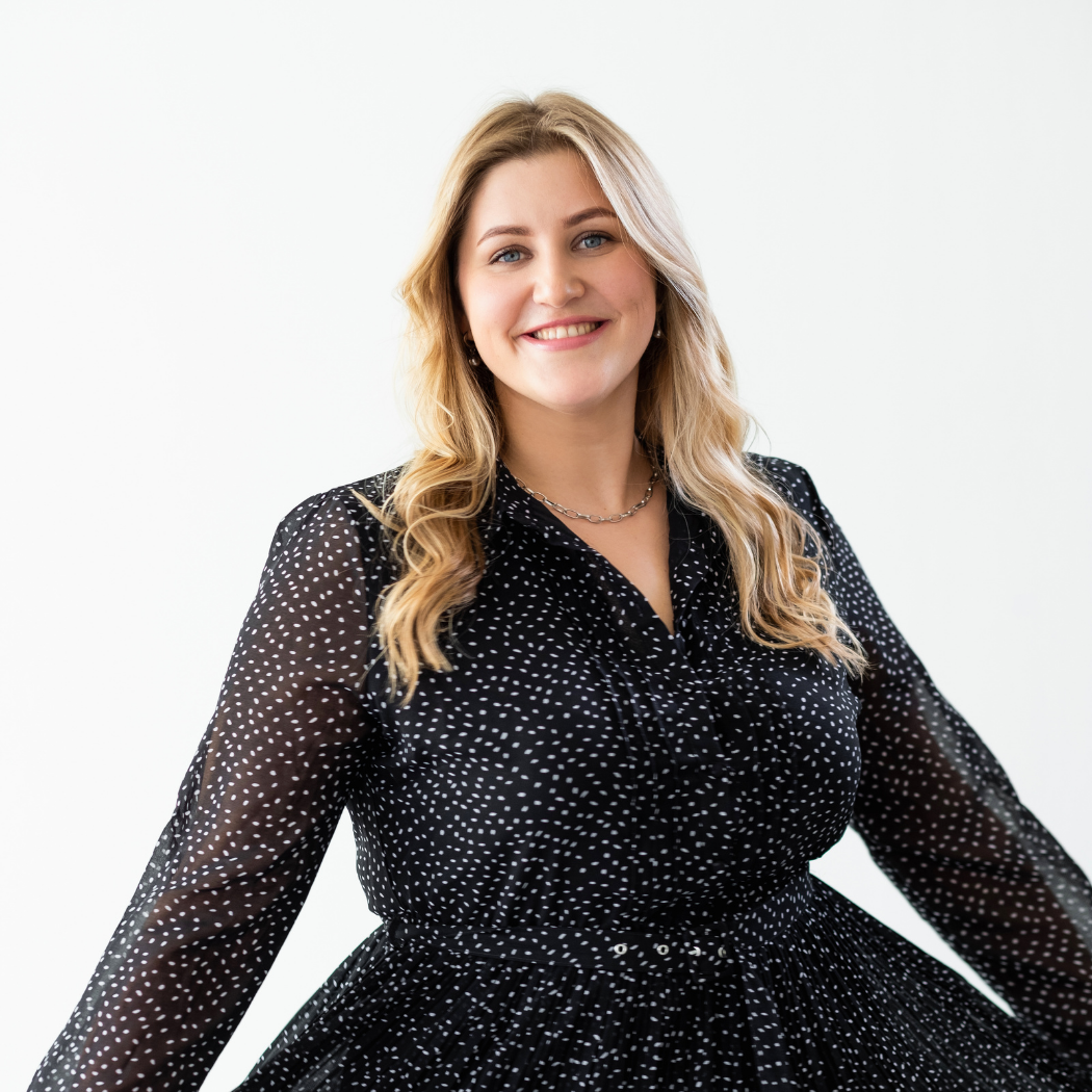 Stylizacje na komunię 2023 plus size. Pomysły na eleganckie i szykowne outfity dla puszystych